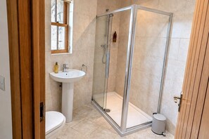 Shower, hair dryer, towels, soap - Pylewell Annex - Dog-Friendly Stay near Rhossili Bay, Gower (Pilton Rhossili)