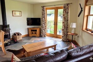 TV, DVD player - Pylewell Annex - Dog-Friendly Stay near Rhossili Bay, Gower (Pilton Rhossili)