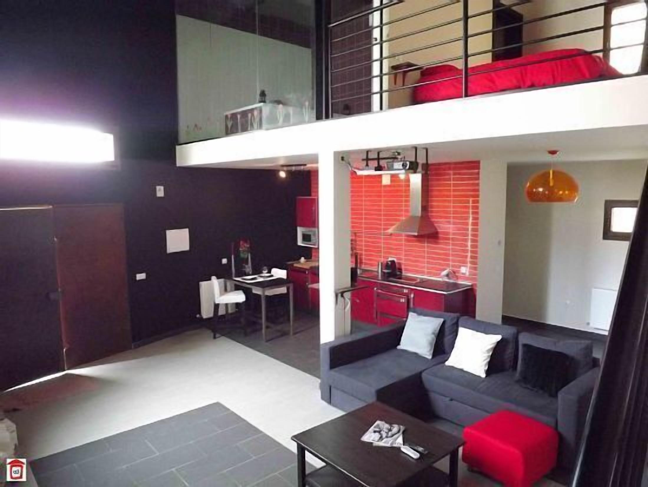 Televisión, chimenea, reproductor de DVD y estéreo 