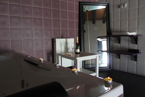 Sèche-cheveux, serviettes fournies, papier toilette