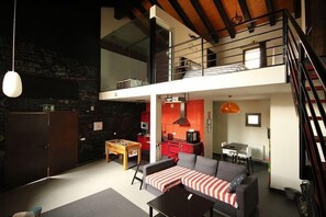 Televisio, takka, DVD-soitin, stereot