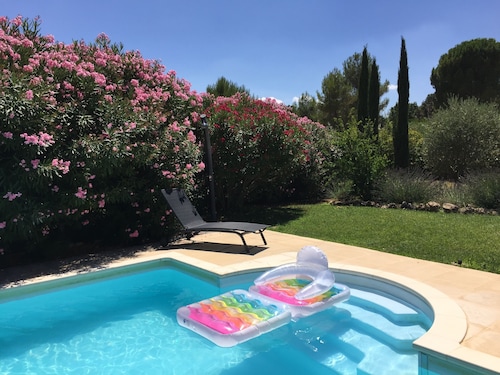 Superbe villa avec piscine chauffée au calme, à proximité du centre ville