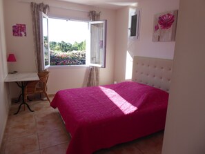 4 habitaciones, tabla de planchar con plancha y cuna de viaje 