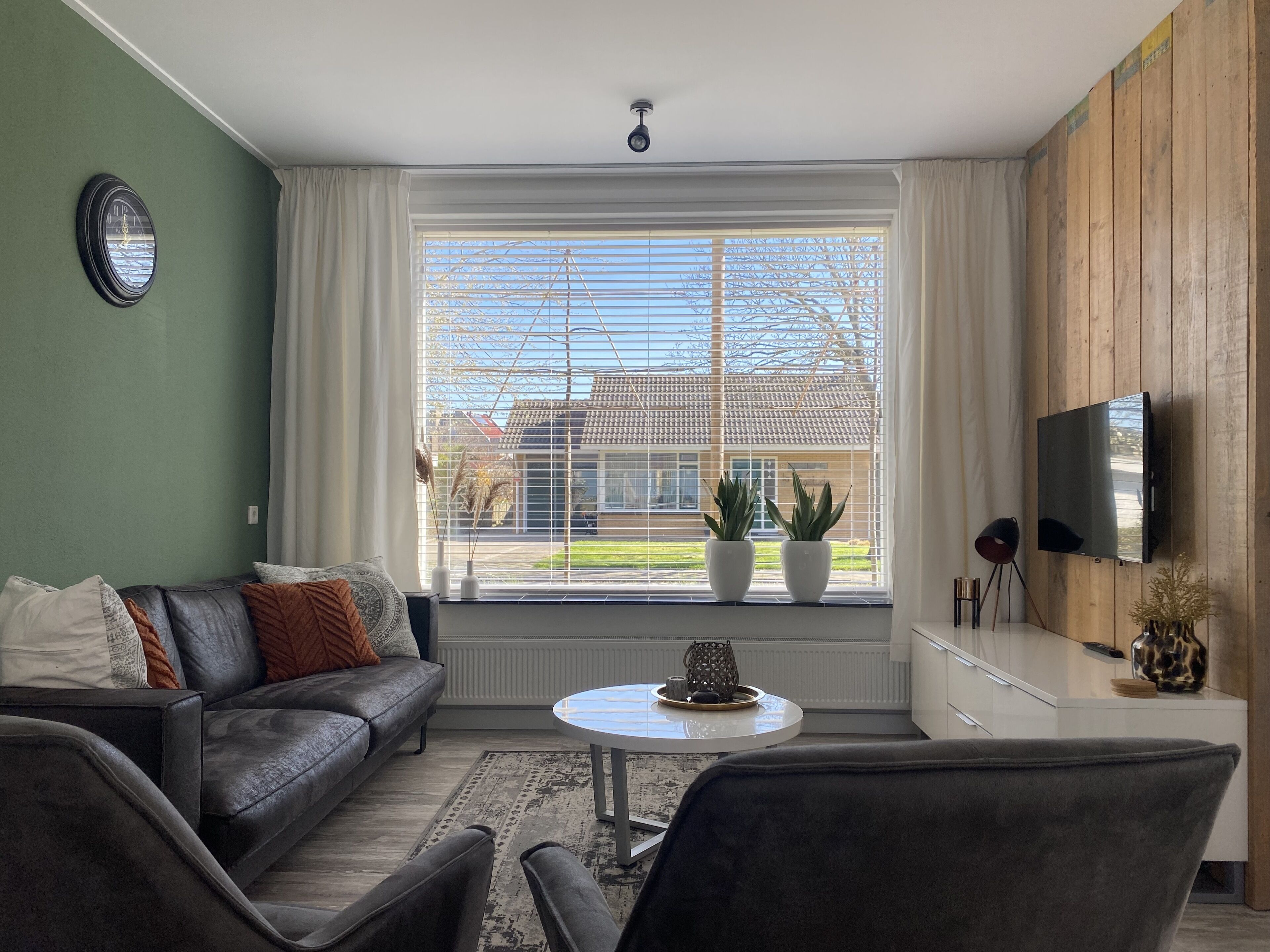 Een smart-tv, een dvd-speler en een filmbibliotheek