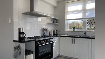 Een koelkast, een magnetron, een oven, een kookplaat