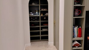 A hallway with a built-in bookcase and a shoe rack. - 🌸 La Maison Rose – Your Dream French Countryside Escape 🌸 (Marsac)