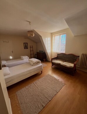 5 makuuhuonetta, silitysrauta/-lauta, vauvan matkasänky, Wi-Fi