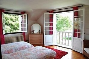 5 bedrooms, iron/ironing board, travel crib, WiFi