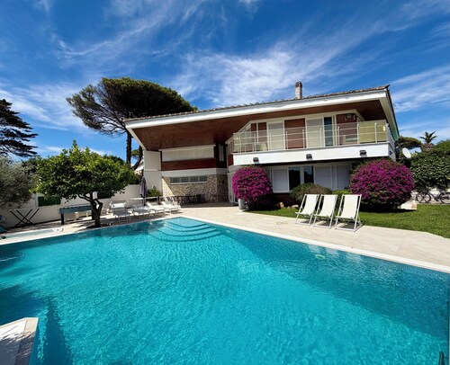  Luxury villa a few meters from the sea, whirlpool and private swimming pool