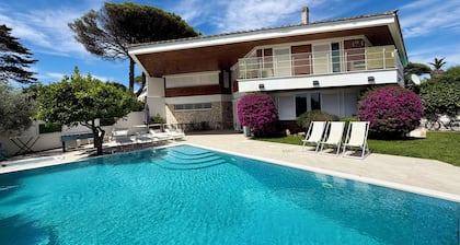 Superbe villa de luxe à quelques mètres de la mer, bain à remous et piscine privée