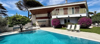 Luxury villa a few meters from the sea, whirlpool and private swimming pool
