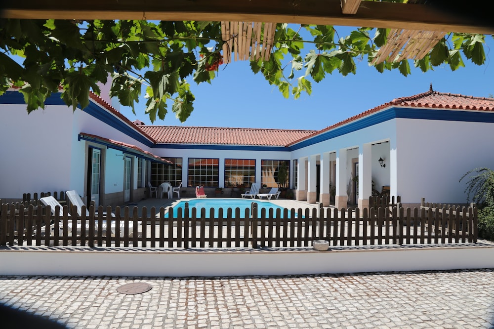 A Palhota - Ideal for families with swimming pool, private parking and free wifi