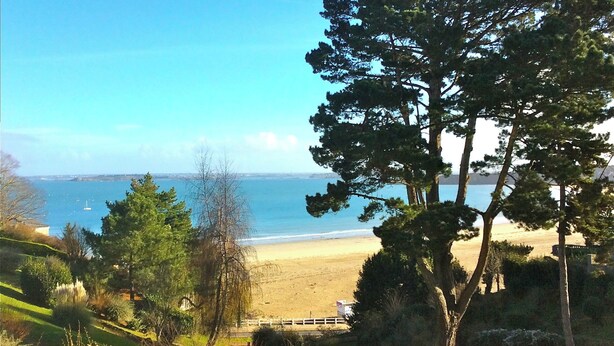 A beach with a clear view of the sea, surrounded by trees and grassy areas. - Residential flat- ST-CAST-LE-GUILDO (Saint-Cast-le-Guildo)
