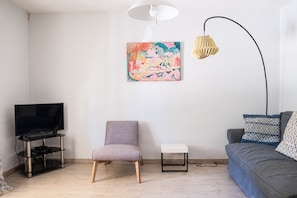 TV connectée, lecteur de DVD, table de tennis de table, livres