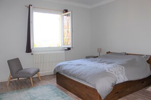 6 bedrooms, desk, iron/ironing board, free WiFi - Tranquil hilltop house with breathtaking views, pool and garden - 800m from town (Apt)