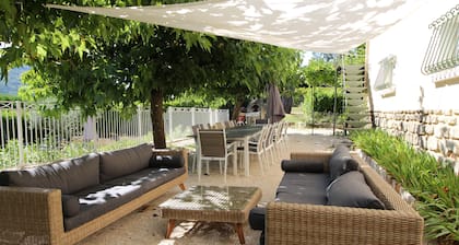 Tranquil hilltop house with breathtaking views, pool and garden - 800m from town