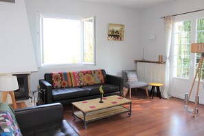 Smart TV, DVD player, ping pong, books - Tranquil hilltop house with breathtaking views, pool and garden - 800m from town (Apt)