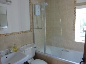 Duschwanne, Haartrockner, Handtücher, Seife