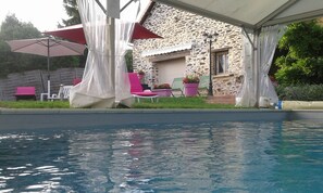 من حمّامات السباحة المغطاة، حمّام سباحة خارجي