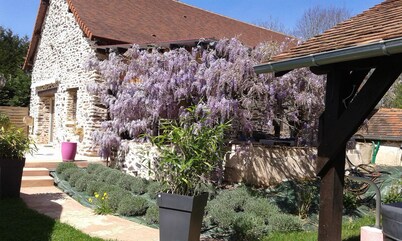 Charming gîte with swimming pool, Jacuzzi and sauna. Electric charging station