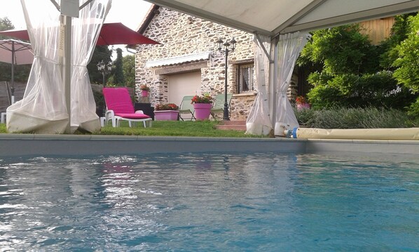 Una piscina cubierta, una piscina al aire libre