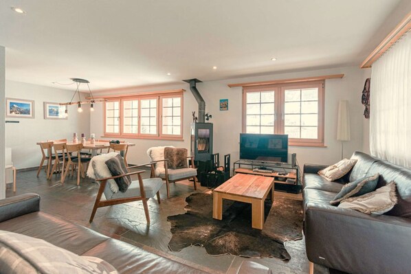 Living area - Uninterrupted Eiger Views, 150m from Cable Car (Grindelwald)