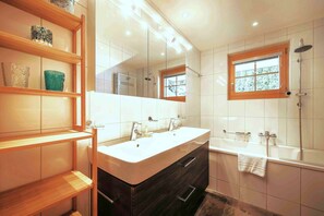 Bathtub, hair dryer, towels - Uninterrupted Eiger Views, 150m from Cable Car (Grindelwald)