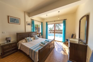4 bedrooms, iron/ironing board, Internet, bed sheets