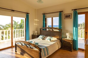 4 slaapkamers, een strijkplank/strijkijzer, internet, beddengoed