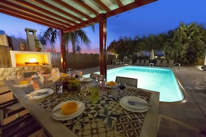 Villa Alasia - una villa de playa con piscina climatizada con capacidad para 8 personas en 4 habitaciones