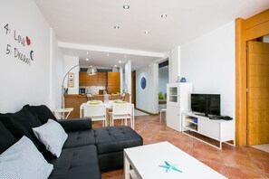 Een televisie, een dvd-speler, een tafeltennistafel en boeken