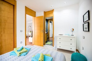 2 dormitorios, caja fuerte, escritorio y tabla de planchar con plancha