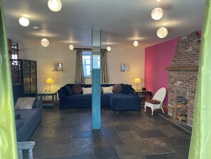 Una televisión, un reproductor de DVD, una mesa de tenis de mesa, libros