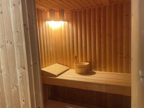 Sauna - Converted farmstead that sleeps 26; 6 showers, 2 baths;table tennis; sauna; gym. (York)