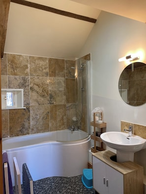 Combined shower/tub, hair dryer, towels, soap - Converted farmstead that sleeps 26; 6 showers, 2 baths;table tennis; sauna; gym. (York)
