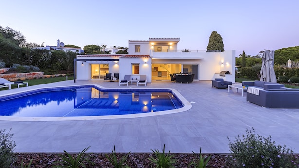 A modern house with a swimming pool, outdoor seating, and a well-maintained garden. - Your private getaway in Vale do Lobo (Vale do Lobo)