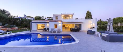 Een buitenzwembad, een verwarmd zwembad