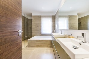 Bathtub, hair dryer, towels, toilet paper - Your private getaway in Vale do Lobo (Vale do Lobo)