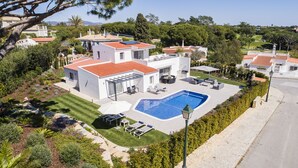 A modern house with a swimming pool, outdoor furniture, and a well-maintained garden. - Your private getaway in Vale do Lobo (Vale do Lobo)