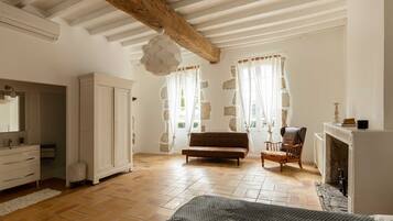 5 bedrooms, iron/ironing board, free WiFi, bed sheets