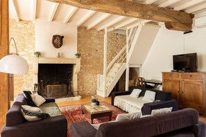 Smart TV, fireplace, video games, DVD player - Family friendly country house near Bergerac Bordeaux StEmillion jacuzzi pool (Montazeau)