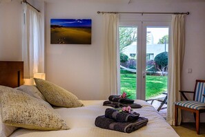 5 bedrooms, iron/ironing board, travel cot, free WiFi - Attractive Villa with A/C, WiFi, Private HEATED POOL only 250m from the Idyllic Cala Serena Beach! (Cala Serena)