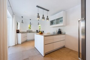 Fridge, microwave, oven, stovetop - Attractive Villa with A/C, WiFi, Private HEATED POOL only 250m from the Idyllic Cala Serena Beach! (Cala Serena)