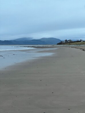 Beach nearby - Hen Stabl - A charming 18th century stone character stables conversion (Llanfair)