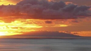 A sunset over a calm sea with clouds in the sky. - CERCADO DEL MEDIO COUNTRY VILLA AND POOL (Adeje)