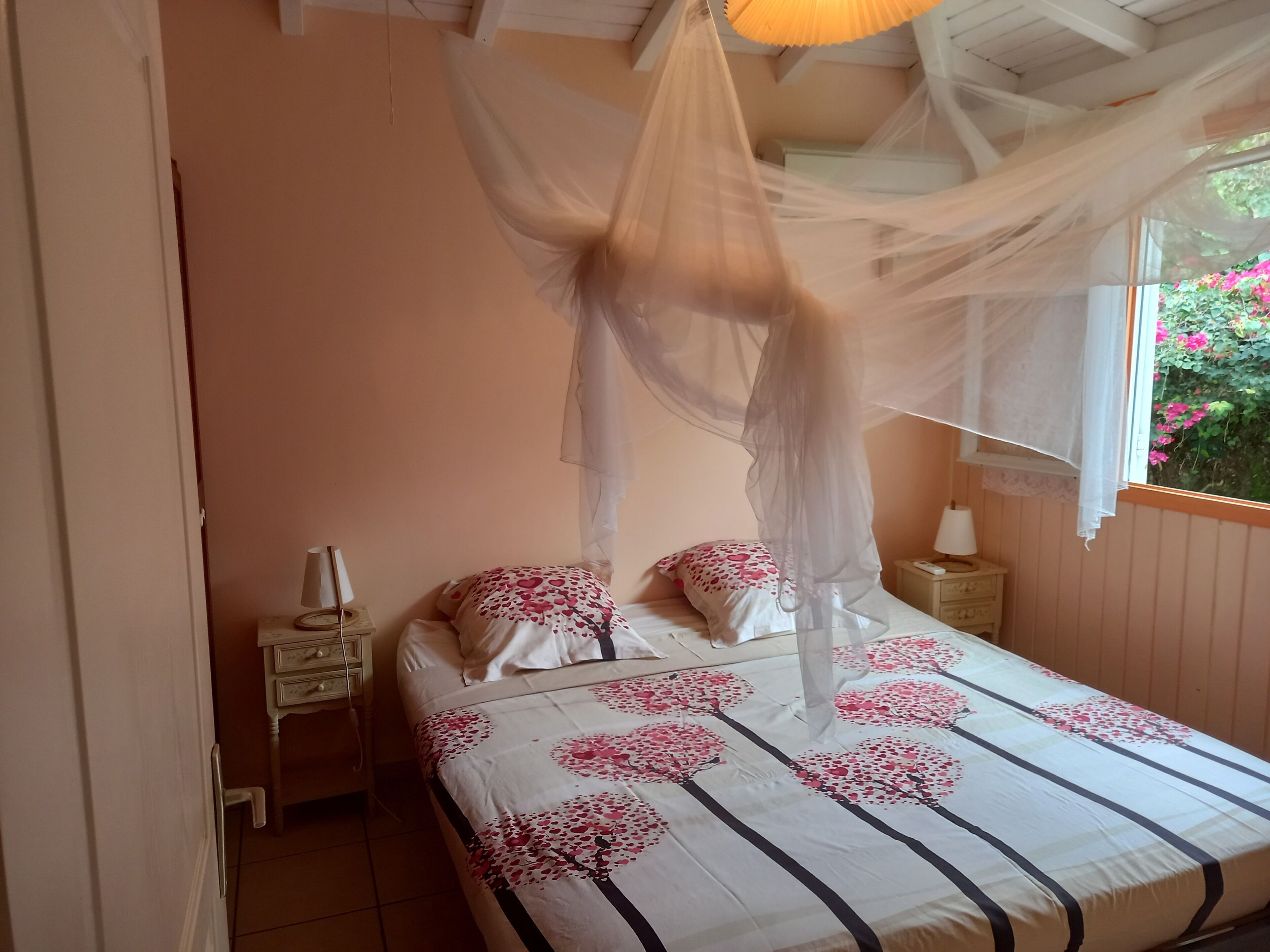 4 chambres, coffres-forts dans les chambres, fer et planche à repasser