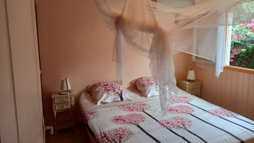 4 chambres, coffres-forts dans les chambres, fer et planche à repasser