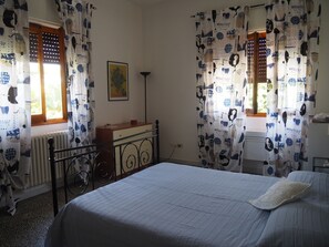 2 soverom, skrivebord, strykejern/-brett og reiseseng for barn