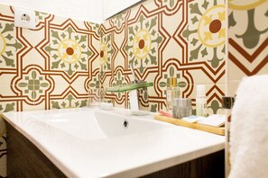 Bruser, hårtørrer, håndklæder, Sæbe