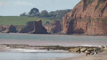 Plage à proximité, chaises longues